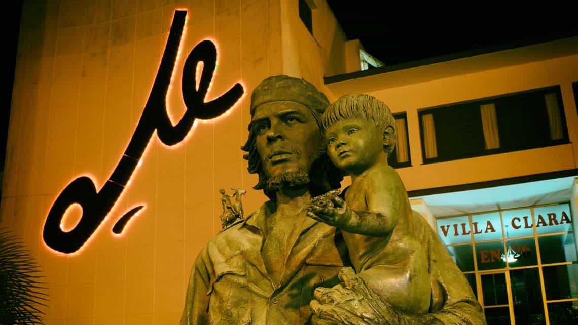 Detalle nocturno de la estatua del Che con nino en la sede del Gobierno Municipal de Santa Clara