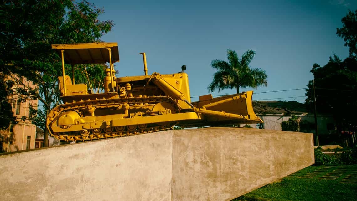 Tractor carterpillar en el monumento al descarrilamiento del tren blindado en Santa Clara