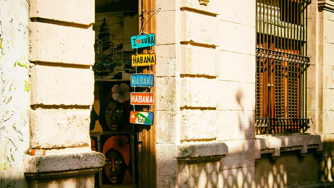 Artesanias y souvenirs de venta por las calles de la Habana Vieja
