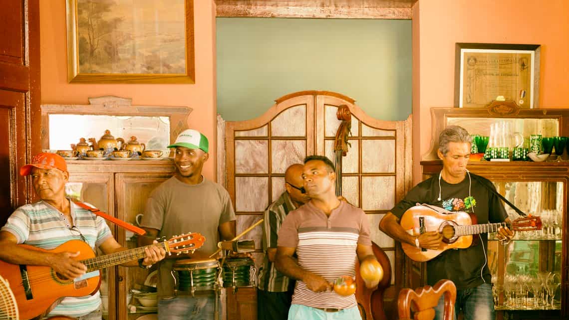 Grupo musical amenizando una fiesta de fin de año en Cuba