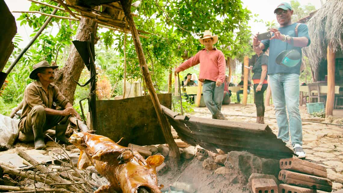 Campesinos cubanos asando un cerdon en puya a la manera tradicional cubana