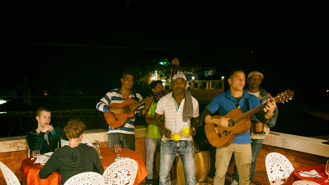 Cojunto musical ameniza cena de fin de año en la terraza de una paladar en Cuba