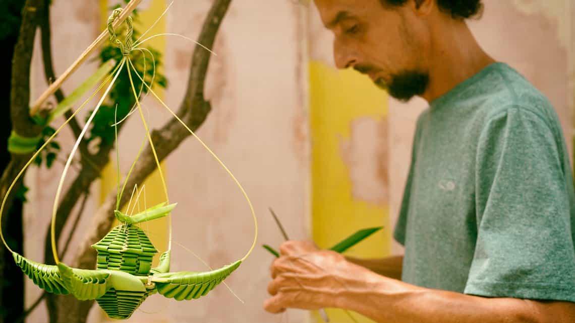 Artista local elabora objeto decorativo con fibras vegetales