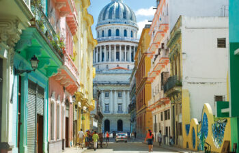 Ayudar a los cubanos mientras hacemos turismo