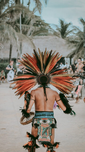 Hombre danza en Riviera Maya