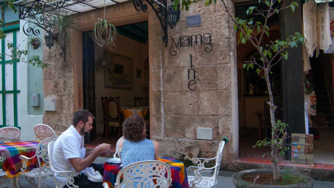 Turistas sentados en una mesa al fresco del bar restaurante Mamaine