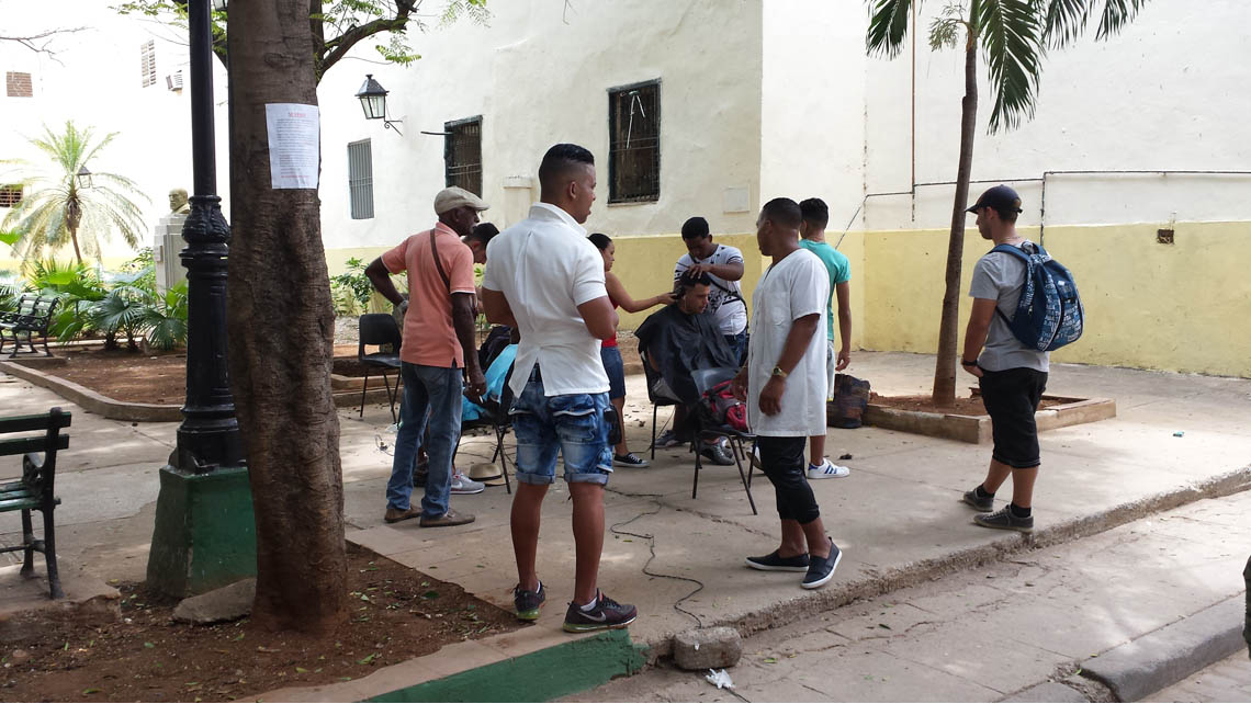 Cubanos en la calle