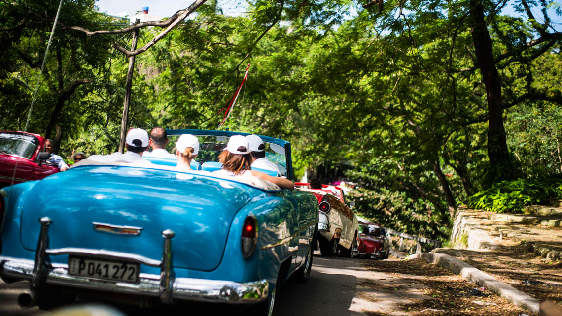 Paseo en coche antiguo en La Habana