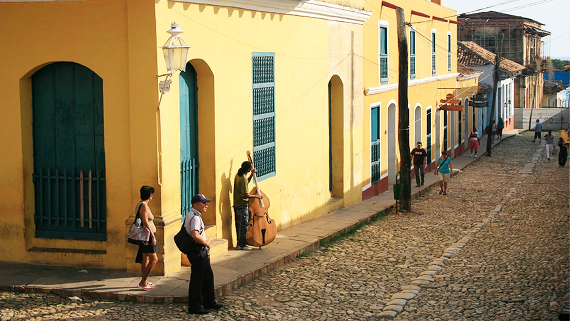 Policia en una calle de Trinidad