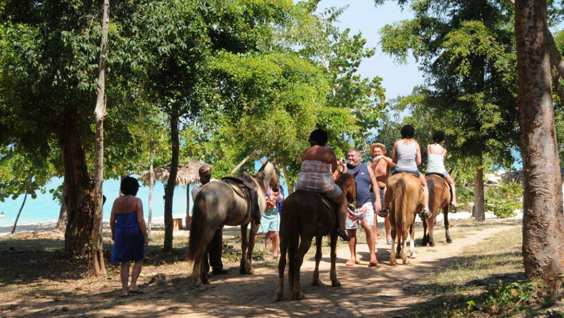 Montar caballos en Cayo Saetía