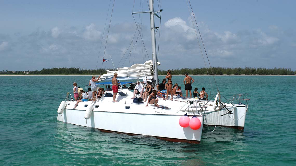 Catamarán en Cayo Sabinal