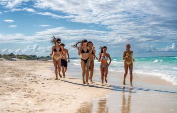 Chicas en un a de las Playas de Riviera Maya