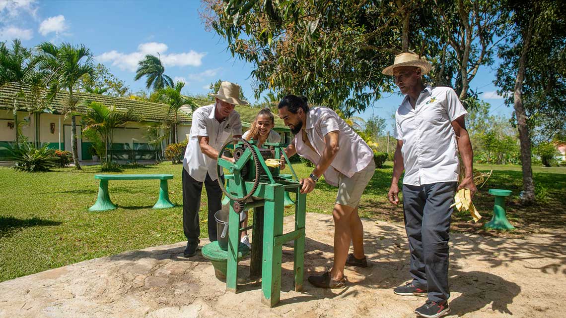 Mochileros en trapiche cubano