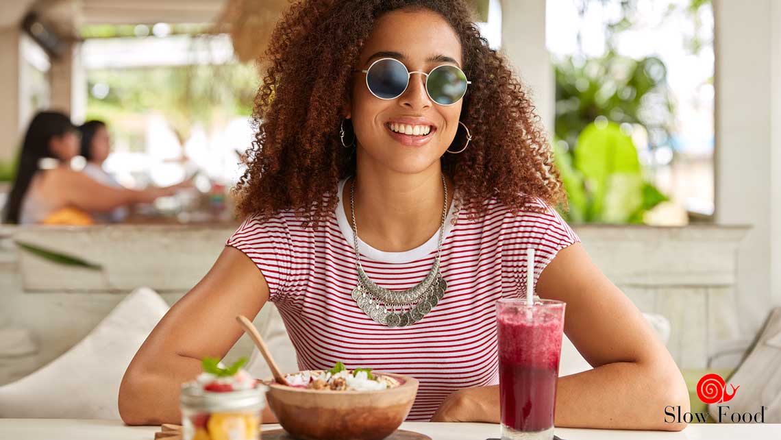 chica disfruta la comida del caribe